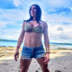 Jodi Rund fitness model beach abs in multicam bikini